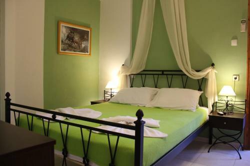Hostal Morpheas Pension Rooms & Apartments
