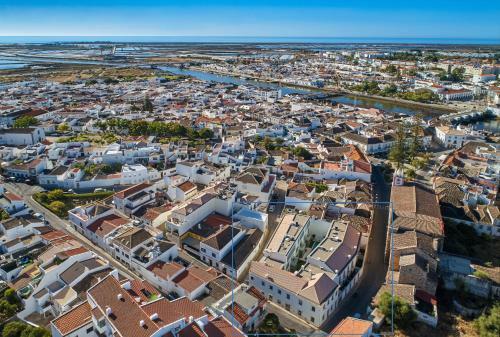Beautiful Town Centre Apartment With Shared Pool