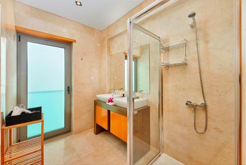 Beautiful Town Centre Apartment With Shared Pool