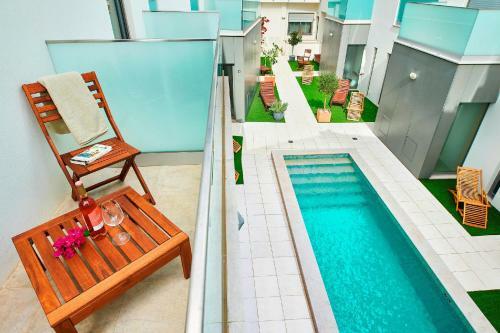 Beautiful Town Centre Apartment With Shared Pool