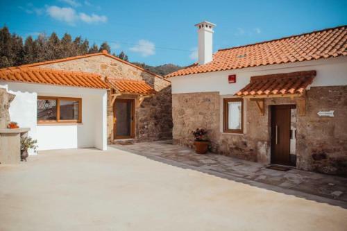 Casa R�stica Com Piscina Em Valen�a By Izibookings