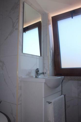 Casa R�stica Com Piscina Em Valen�a By Izibookings