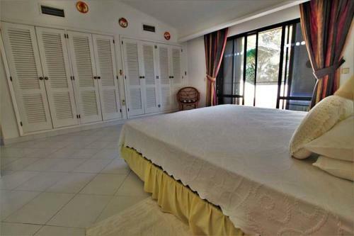 Villa In Vale Do Lobo Sleeps 6 With Pool And Air Con
