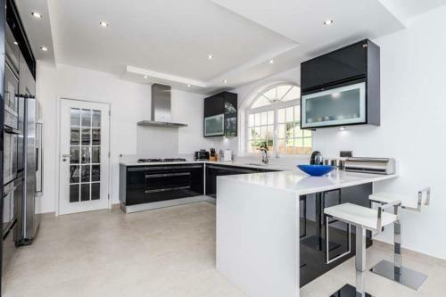 Quinta Do Lago Villa Sleeps 8 With Pool Air Con And Wifi