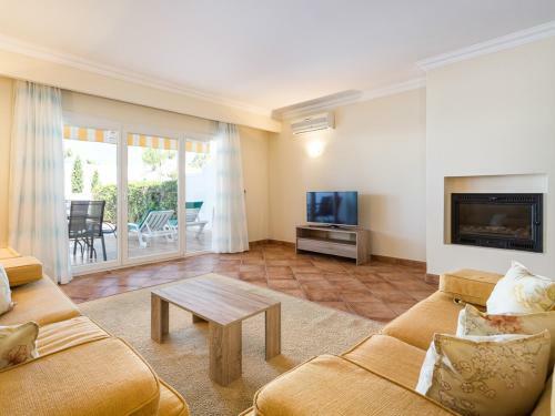 Villa In Vale Do Garrao Sleeps 6 With Pool And Air Con