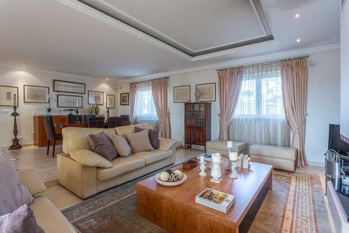 Quinta Do Conde Villa Sleeps 10 With Pool And Air Con