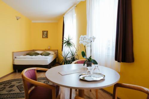 Hostal L�z�r Pension & Restaurant