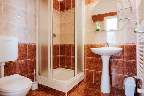 Hostal L�z�r Pension & Restaurant