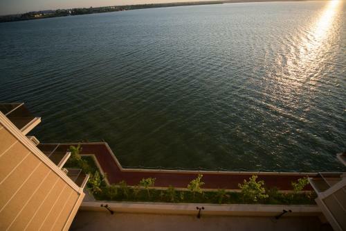 Apartel Marissa Lake