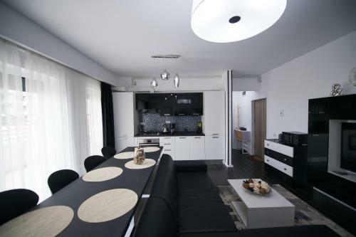 Apartel Black & White
