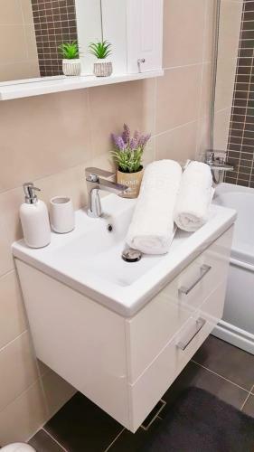 Lovely 2 Bedroom Central Apartment