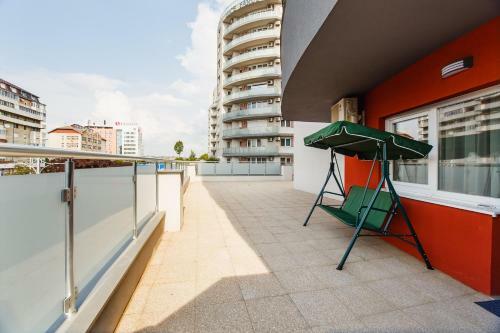 Spacious & Bright 2 Bedroom Central Apartment