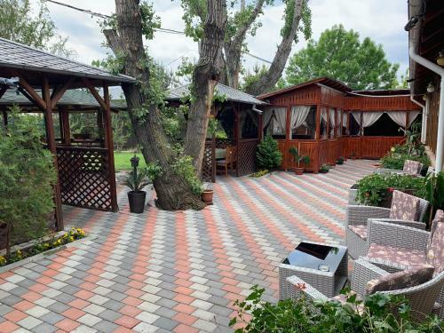 Hotel Pensiune Restaurant Rustic Rm Sarat