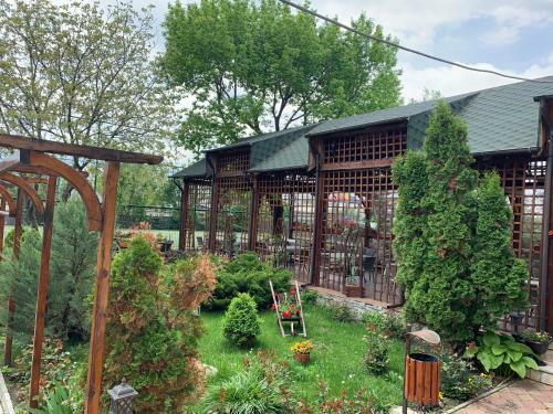Hotel Pensiune Restaurant Rustic Rm Sarat
