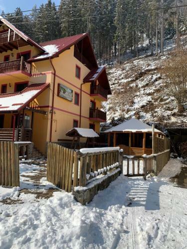 Hostal Pensiunea Valea Cascadelor