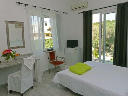 Akrotiri Hotel