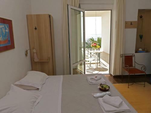 Akrotiri Hotel