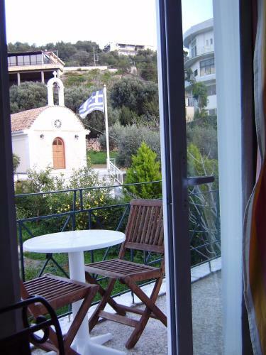 Akrotiri Hotel