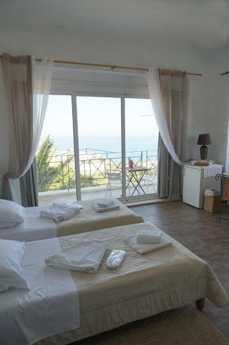 Akrotiri Hotel
