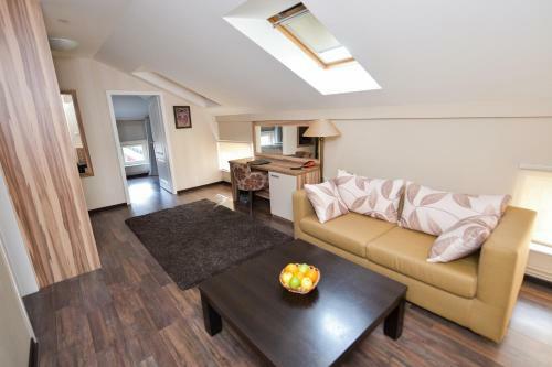 Bed & Breakfast Tema Apartments & Rooms