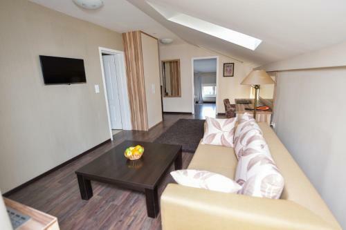 Bed & Breakfast Tema Apartments & Rooms