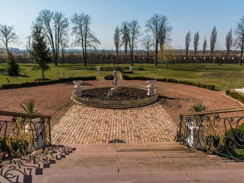 Hotel Schulhoff, Castle And Winery