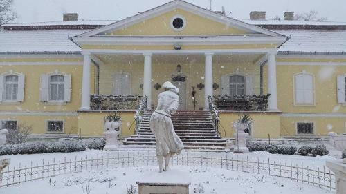Hotel Schulhoff, Castle And Winery