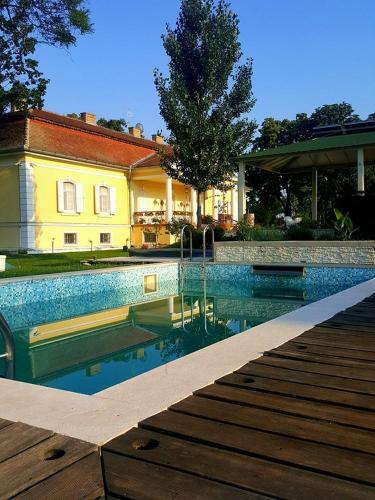Hotel Schulhoff, Castle And Winery