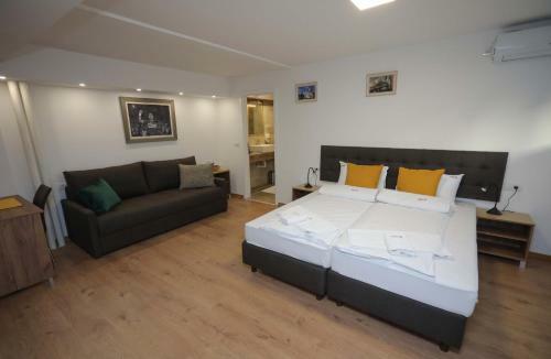 Bed & Breakfast Palace Megdan