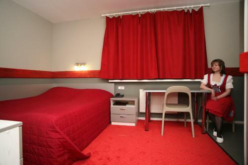 33 Bears Hotel