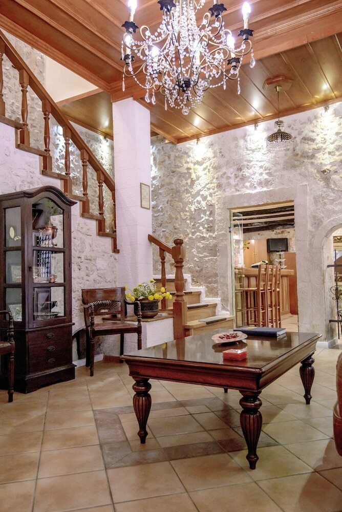 Leo Hotel