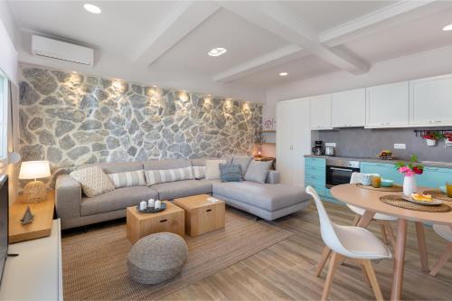 Rapanos Apartments