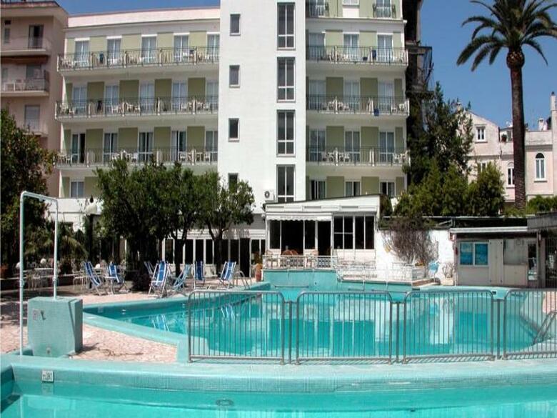 Hotel Carlton International