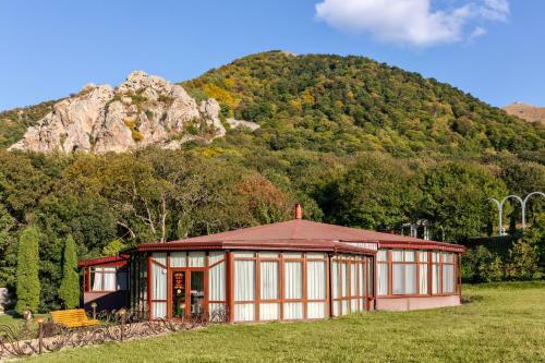 Hotel Orlinye Skaly