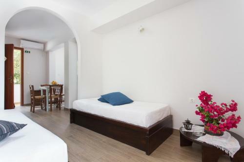 Venetia Apartments