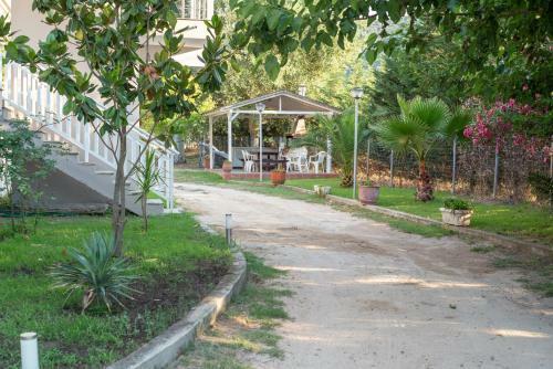 Camping Linaraki Apartments & Bungalows