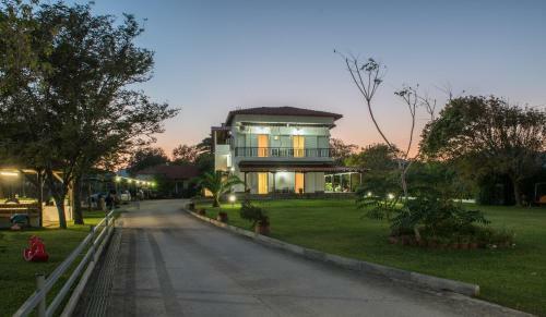 Linaraki Studios & Apartments