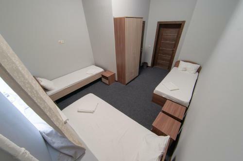 R??????, Hotel & Hostel
