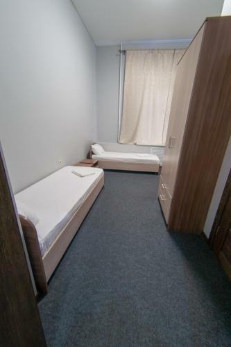 R??????, Hotel & Hostel
