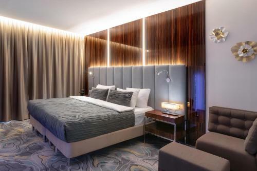 V Hotel&rooftop Lounge