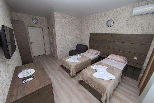 Hostal Elleon Guest House