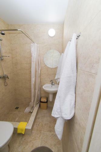 Hostal Elleon Guest House
