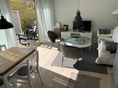 Tv� G�sthus Vid Hav Och Strand