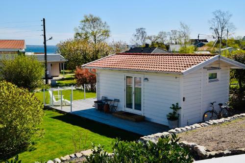 Tv� G�sthus Vid Hav Och Strand