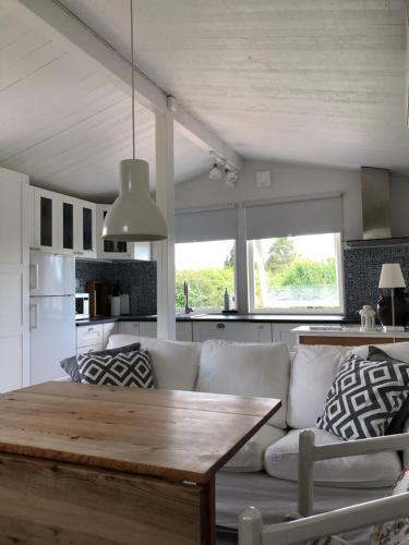Tv� G�sthus Vid Hav Och Strand