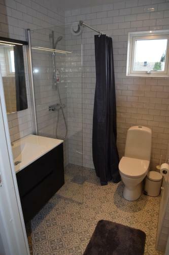 Tv� G�sthus Vid Hav Och Strand