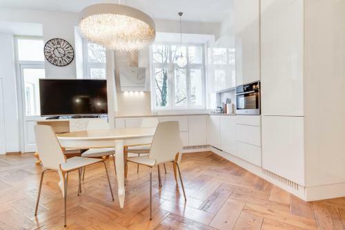 Central And Luxurious Beethovnova Apartment