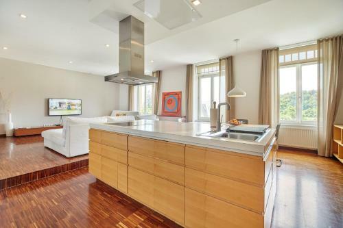 Pre?ernova Apartment With Private Parking
