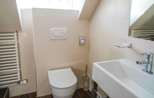 Three-bedroom Holiday Home In Semic