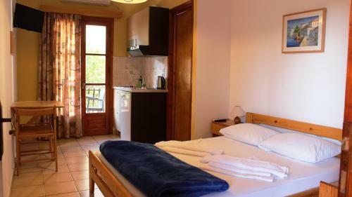 Alexatos Studios & Apartments